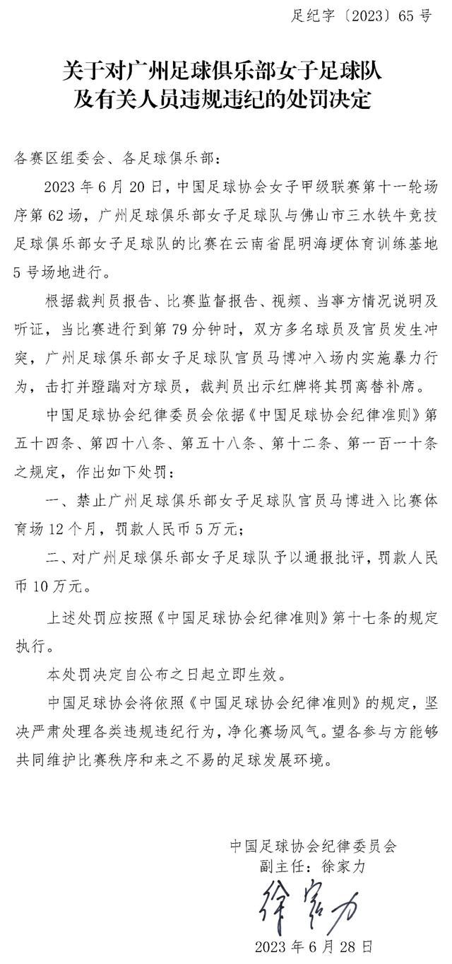 成为妖神的花千骨眼神犀利，气场深邃，霸气冷艳的气魄不怒自威，让人想要探知她真正的内心世界